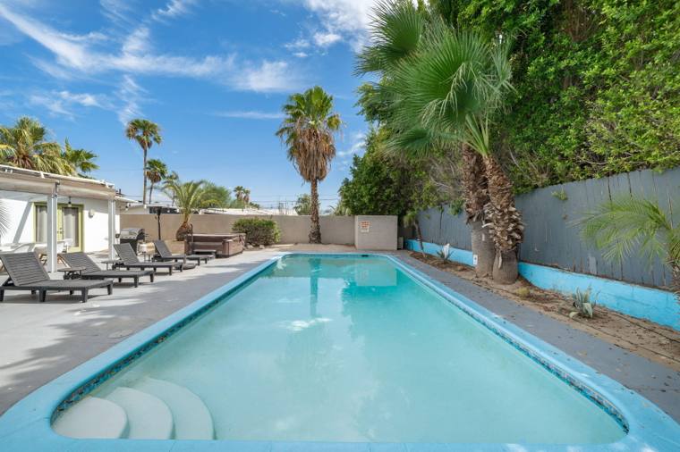 2875 E Wyman Dr, Palm Springs, CA 92262